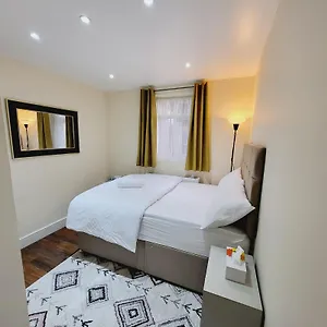 Homestay Nest & Rest En-suite, Ashford (Surrey)